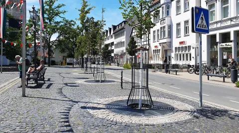 Platz für Natur im urbanen Raum: Stabile Baumschutzgitter geben den jungen Stadtbäumen die nötige Starthilfe, um gesund zu wachsen und Schatten zu spenden. 