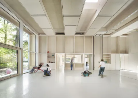 Der Noppenboden unterstützt die architektonische Klarheit des Moabiter Kinderhofs in Berlin. Copyright: Werner Huthmacher