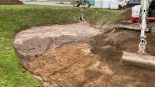 Bei der Sanierung der Versickerungsmulde wurde ein technischer Filtersand eingebracht