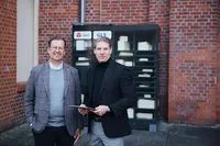 Michael Knaupe (links) ist Chief Business Development & Customer Experience Officer bei DPD Deutschland, Jascha Waffender (rechts) ist Director Out of Home bei GLS Deutschland.