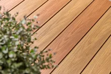 Wer sich für die Gestaltung seiner Terrasse eine warme, exotische Holzoptik wünscht und nicht auf Tropenhölzer zurückgreifen will, für den ist dieser Wunsch mit der Farbvariante „Ipé Nuancen“ der „Piazza Mondo“ von Naturinform realisierbar. Die harmonisch abgestimmten, braunen Farbverläufe und die feine Maserung verleihen der Diele aus WPC von Naturinform eine besonders natürliche und hochwertige Ausstrahlung, die an klassisches Ipé-Holz erinnert.