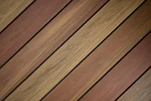 Die neue co-extrudierte Diele „Piazza Mondo“ aus WPC von Naturinform bringt mit „Ipé Nuancen“ das natürlich warme Farbspiel von exotischen Hölzern auf Terrassen und Balkone. Der Mix aus verschiedenen Farbtönen und Farbverläufen ermöglicht jeder Terrasse einen individuellen, exotischen Look.