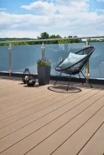 Die Diele „Piazza Prima“ aus WPC von Naturinform wurde hier in der Farbe Muskat auf einer privaten Dachterrasse verlegt. Sie ist dank ihrer UV-beständigen 360-Grad-Ummantelung besonders farbstabil und damit auch bei teils überdachten Flächen einsetzbar. Über eine Million Euro hat der Technologieexperte Naturinform in die Errichtung einer eigenen Produktionslinie für die Herstellung co-extrudierter Produkte am Produktionsstandort im nordbayerischen Redwitz a. d. R. investiert.