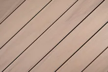 Die Kombination aus klassischem Piazza Design, hoher Funktionalität und robuster Qualität macht die „Piazza Mondo“ zu einem Allrounder. Sie ist im bewährten Naturinform-Dielenformat von ca. 140 x 21 mm erhältlich und eignet sich für private als auch gewerbliche Außenbereiche. Neben hellen Farben wie Elfenbein (im Bild) Cremeweiß, Kalifornische Eiche und Eichenbraun finden sich mit Ipé Nuancen, Königsulme, Graphitgrau und Ebenholz auch dunklere Brauntöne in der Farbpalette der Diele von Naturinform.