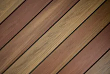 Die neue co-extrudierte Diele Piazza Mondo bring mit Ipé Nuancen das natürlich warme Farbspiel von exotischen Hölzern auf Terrassen und Balkone. Die Mischung aus verschiedenen Farbtönen und Farbverläufen ermöglicht jeder Terrasse in Ipé Nuancen einen individuellen Look.