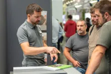 Während der gesamten Messetage haben Besucher die Möglichkeit, praxisnahe Schulungen und persönliche Beratung direkt am Stand von Naturinform zu erleben. In Workshops von 45 bis 60 Minuten vermitteln Fachleute des nordbayerischen WPC-Experten Wissen zu Verarbeitung, Technik und Planung. Die Angebote richten sich an GaLaBau-Profis, Handwerker, Planer sowie kommunale Vertreter und Bauherren öffentlicher Einrichtungen. Bild: Berny Meyer