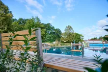 Nicht weit von Nürnbergs Messehallen entfernt kam im neu gestalteten Freibad in Redwitz a. d. Rodach „Der Konstruktive 65“ aus WPC von Naturinform u. a. als langlebige Doppelbank zum Einsatz. Seine vielfältigen Eigenschaften machen das Profil zu einer technisch und ästhetisch überzeugenden Lösung für Anwendungen im öffentlichen Raum, wie Parkbänken, Mülltonnenverkleidungen, Hochbeete oder Einhausungen. Auch als konstruktives WPC-Profil für Sichtschutzlösungen ist es geeignet. Bild: studiopfleiderer