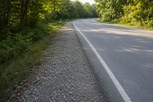 Recyfix Grid Road stabilisiert das Straßenbankett neben der Fahrbahn