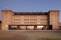 Die Architekten von Cubo Arkitekter sanierten das historische Ziegelgebäude des ehemaligen dänischen Staatsgefängnisses umfassend und verwandelten sie in einen außergewöhnlichen Veranstaltungsort. Foto: Velux Commercial