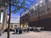 Dank der großflächigen Verglasung verschwimmen die Grenzen von Innen und Außen. Foto: Velux Commercial